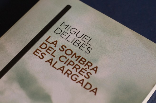 LA SOMBRA DEL CIPRES ES ALARGADA